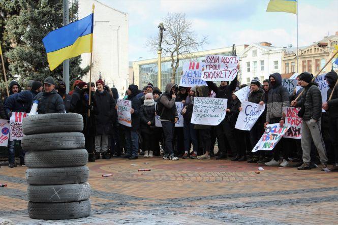 Новини Вінниці - фото з «Досить ділити наші гроші!» Чому під мерією протестують молодики в масках «Досить ділити наші гроші!» Чому під мерією протестують молодики в масках, фото №6 на сайті 20minut.ua