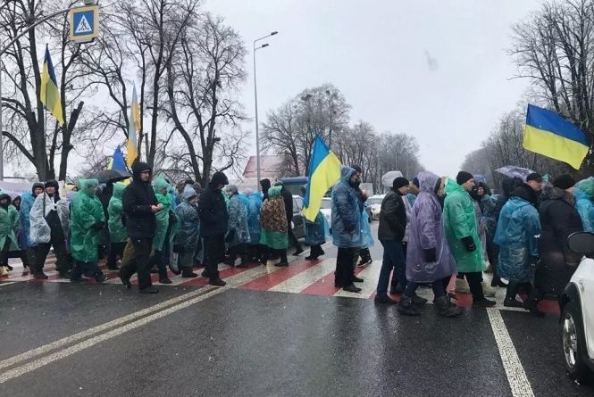 Дорогу біля Михайлівки продовжують перекривати протестувальники. Транспорт їде в об’їзд
