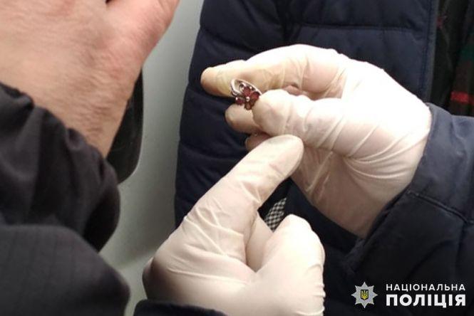 Новини Хмельницького - фото з Затримали зловмисника, який обікрав будинок у Хмельницькому (ФОТО) Затримали зловмисника, який обікрав будинок у Хмельницькому (ФОТО), фото №2 на сайті vsim.ua