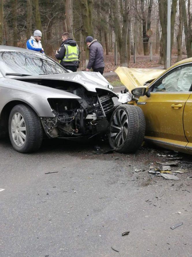 Новини Вінниці - фото з На Пирогова «лоб у лоб» зіткнулися Volkswagen та Audi (ОНОВЛЕНО) На Пирогова «лоб у лоб» зіткнулися Volkswagen та Audi (ОНОВЛЕНО), фото №1 на сайті 20minut.ua