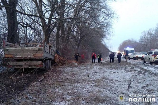 Новини Хмельницького - фото з Поблизу Хмельницького вантажівка влетіла у дерево: водій загинув на місці (ФОТО) Поблизу Хмельницького вантажівка влетіла у дерево: водій загинув на місці (ФОТО), фото №1 на сайті vsim.ua