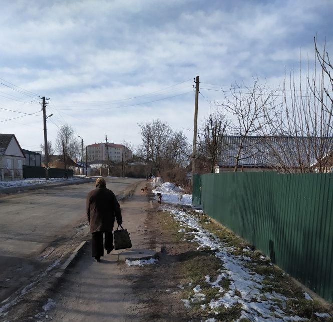 Новини Козятина - фото з Фото дня: незрозумілий напис, розвалений будиночок та неприбрані пляшки