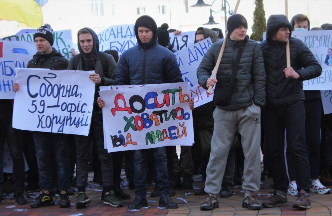 Новини Вінниці - фото з «Досить ділити наші гроші!» Чому під мерією протестують молодики в масках «Досить ділити наші гроші!» Чому під мерією протестують молодики в масках, фото №1 на сайті 20minut.ua