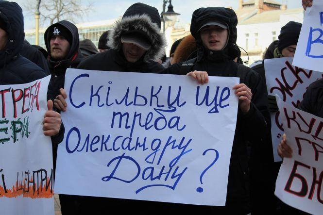 Новини Вінниці - фото з «Досить ділити наші гроші!» Чому під мерією протестують молодики в масках «Досить ділити наші гроші!» Чому під мерією протестують молодики в масках, фото №2 на сайті 20minut.ua