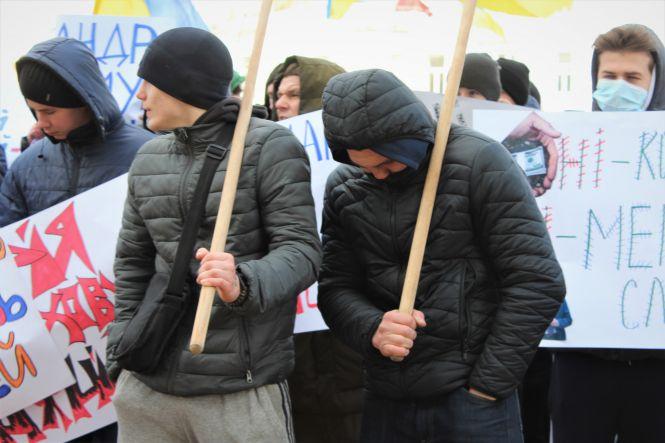Новини Вінниці - фото з «Досить ділити наші гроші!» Чому під мерією протестують молодики в масках «Досить ділити наші гроші!» Чому під мерією протестують молодики в масках, фото №5 на сайті 20minut.ua