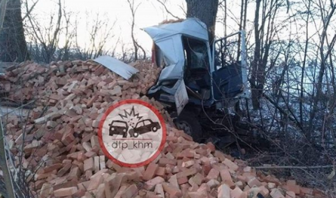 Новини Хмельницького - фото з Поблизу Хмельницького вантажівка влетіла у дерево: водій загинув на місці (ФОТО) Поблизу Хмельницького вантажівка влетіла у дерево: водій загинув на місці (ФОТО), фото №7 на сайті vsim.ua