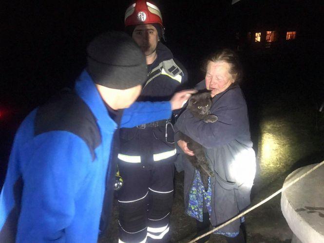 Порятунок Мажора: у Погребищі з криниці рятувальники дістали котика, фото №2 на сайті 20minut.ua