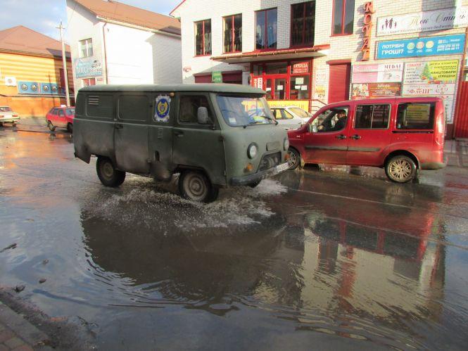 На вулиці Незалежності з’явились міні-гейзери, фото №1 на сайті 20minut.ua