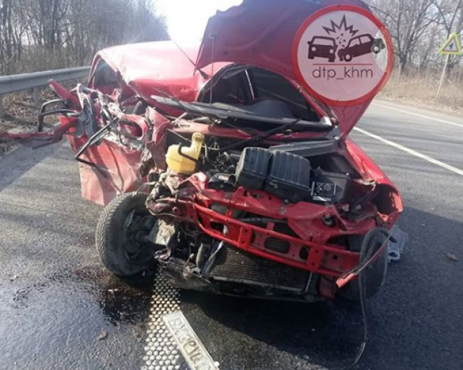 Новини Хмельницького - фото з Вщент розбите авто та травмована водійка: поблизу Хмельницького легковик влетів у вантажівку (ФОТО) Вщент розбите авто та травмована водійка: поблизу Хмельницького легковик влетів у вантажівку (ФОТО), фото №2 на сайті vsim.ua