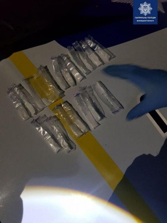 Новини Вінниці - фото з Патрульні роти ТОР на Юності зловили юнака з підозрілими пакетиками Патрульні роти ТОР на Юності зловили юнака з підозрілими пакетиками, фото №1 на сайті 20minut.ua