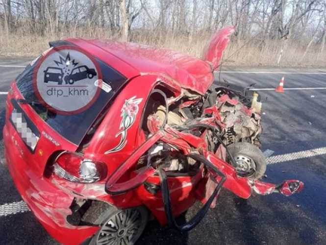 Новини Хмельницького - фото з Вщент розбите авто та травмована водійка: поблизу Хмельницького легковик влетів у вантажівку (ФОТО) Вщент розбите авто та травмована водійка: поблизу Хмельницького легковик влетів у вантажівку (ФОТО), фото №1 на сайті vsim.ua