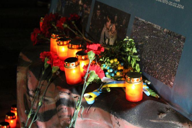 Новини Вінниці - фото з «Ми перед ними у боргу»: сотні вінничан зійшлися вшанувати Героїв Небесної Сотні «Ми перед ними у боргу»: сотні вінничан зійшлися вшанувати Героїв Небесної Сотні, фото №5 на сайті 20minut.ua