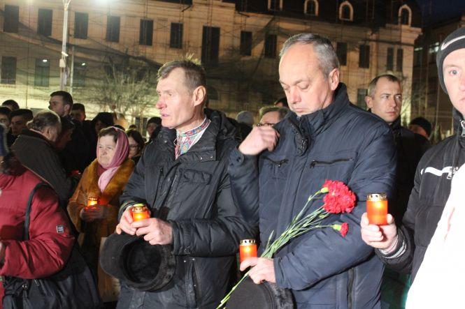 Новини Вінниці - фото з «Ми перед ними у боргу»: сотні вінничан зійшлися вшанувати Героїв Небесної Сотні «Ми перед ними у боргу»: сотні вінничан зійшлися вшанувати Героїв Небесної Сотні, фото №3 на сайті 20minut.ua
