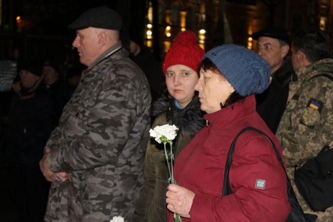 Новини Вінниці - фото з «Ми перед ними у боргу»: сотні вінничан зійшлися вшанувати Героїв Небесної Сотні «Ми перед ними у боргу»: сотні вінничан зійшлися вшанувати Героїв Небесної Сотні, фото №4 на сайті 20minut.ua