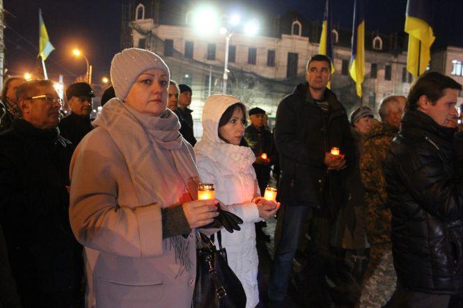 Новини Вінниці - фото з «Ми перед ними у боргу»: сотні вінничан зійшлися вшанувати Героїв Небесної Сотні «Ми перед ними у боргу»: сотні вінничан зійшлися вшанувати Героїв Небесної Сотні, фото №2 на сайті 20minut.ua