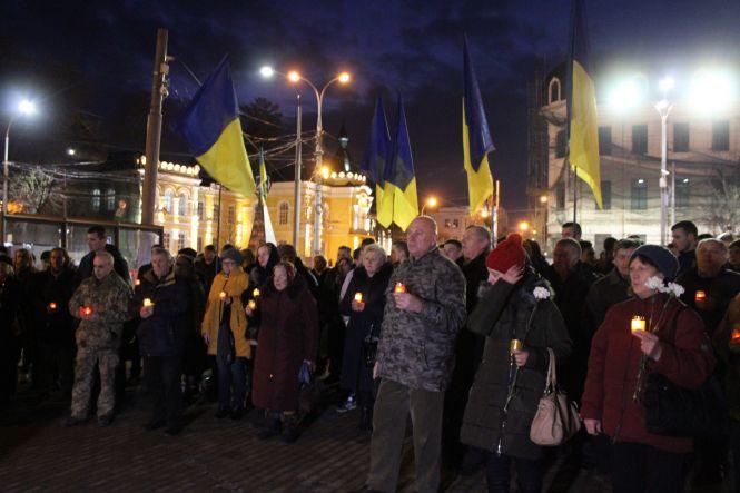 Новини Вінниці - фото з «Ми перед ними у боргу»: сотні вінничан зійшлися вшанувати Героїв Небесної Сотні «Ми перед ними у боргу»: сотні вінничан зійшлися вшанувати Героїв Небесної Сотні, фото №1 на сайті 20minut.ua