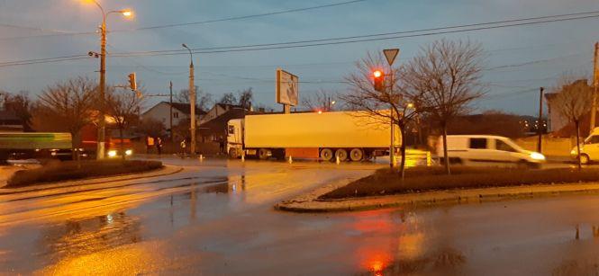 Новини Вінниці - фото з Смертельна ДТП на вулиці Київській: водій вантажівки врізався у стовп Смертельна ДТП на вулиці Київській: водій вантажівки врізався у стовп, фото №2 на сайті 20minut.ua