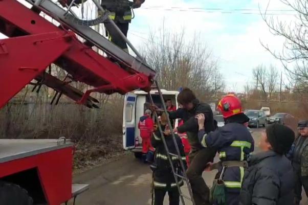 Новини Хмельницького - фото з У Хмельницькому, під час обрізки дерев, постраждав чоловік(ВІДЕО) У Хмельницькому, під час обрізки дерев, постраждав чоловік(ВІДЕО), фото №2 на сайті vsim.ua