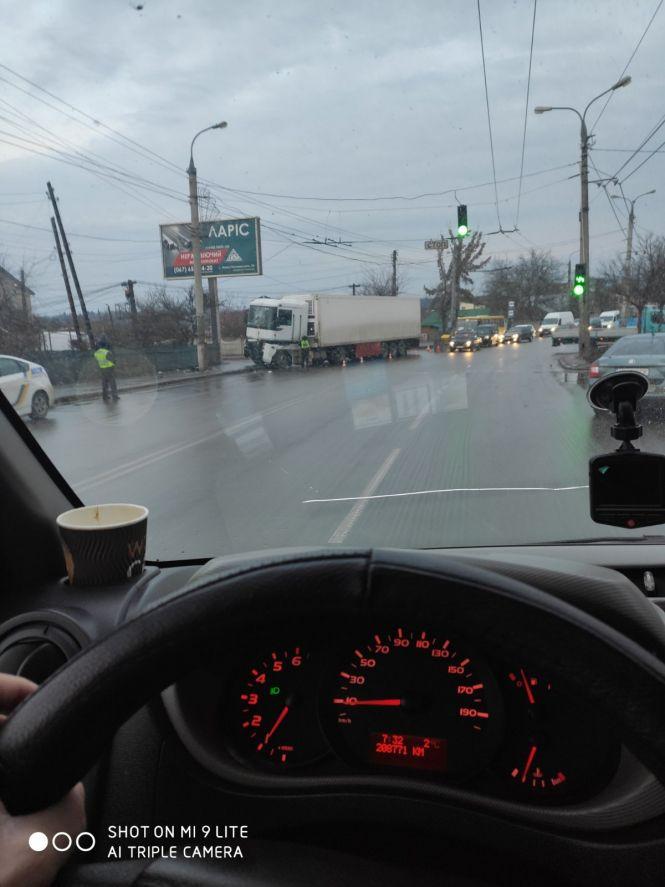 Новини Вінниці - фото з Смертельна ДТП на вулиці Київській: водій вантажівки врізався у стовп Смертельна ДТП на вулиці Київській: водій вантажівки врізався у стовп, фото №1 на сайті 20minut.ua