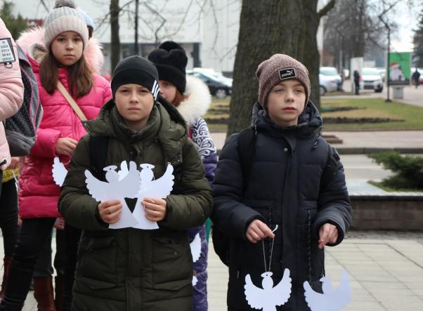 Сотні паперових ангелів принесли до меморіалів у Хмельницькому (ФОТО), фото №6 на сайті vsim.ua