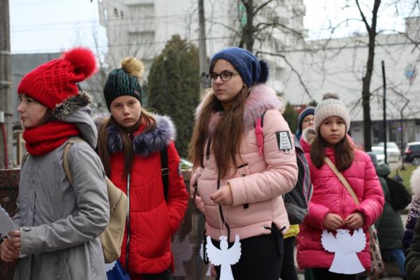Сотні паперових ангелів принесли до меморіалів у Хмельницькому (ФОТО), фото №5 на сайті vsim.ua