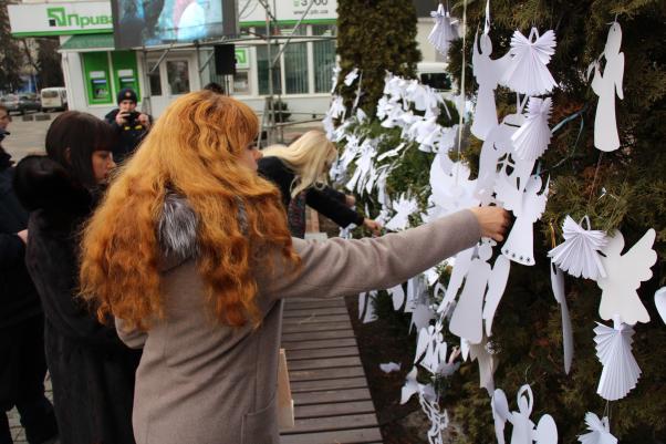 Сотні паперових ангелів принесли до меморіалів у Хмельницькому (ФОТО), фото №8 на сайті vsim.ua