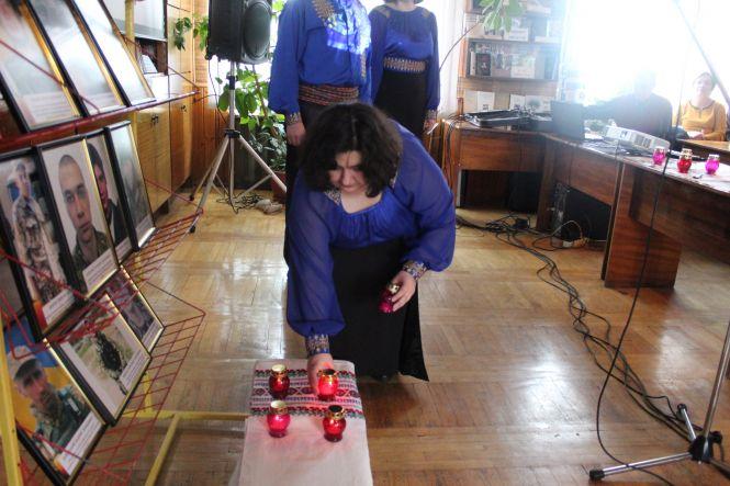 Новини Козятина - фото з Ніхто не забутий, ніщо не забуте: Вшанували пам’ять героїв Небесної сотні Ніхто не забутий, ніщо не забуте: Вшанували пам’ять героїв Небесної сотні, фото №2 на сайті 20minut.ua