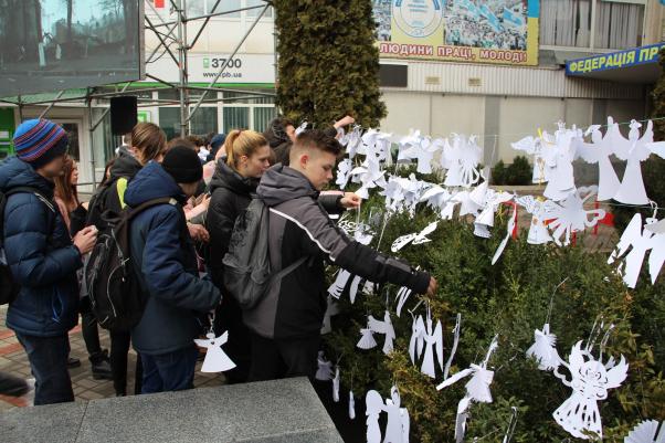 Сотні паперових ангелів принесли до меморіалів у Хмельницькому (ФОТО), фото №3 на сайті vsim.ua