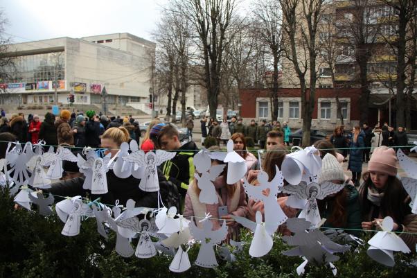 Сотні паперових ангелів принесли до меморіалів у Хмельницькому (ФОТО), фото №1 на сайті vsim.ua