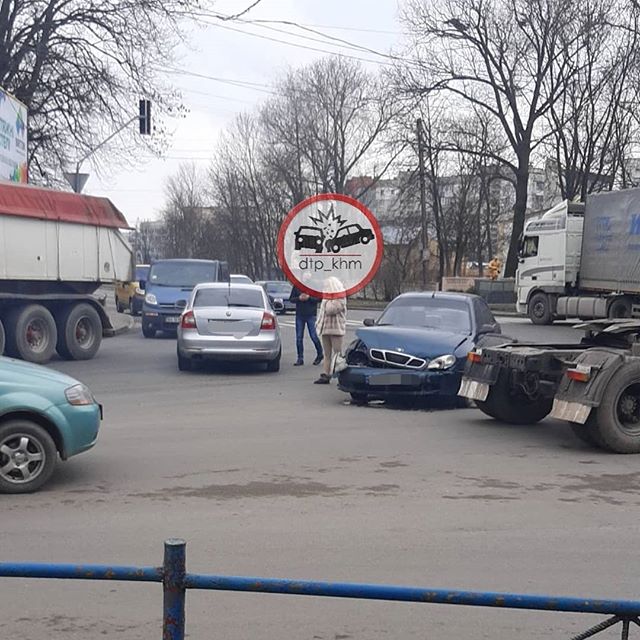 На перехресті Бандери та проспекту зіткнулися легковики (ФОТО), фото №3 на сайті vsim.ua