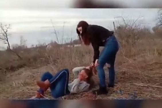 Тягнули за волосся і били ногами: 14-річна вінничанка з подругами мордувала знайому