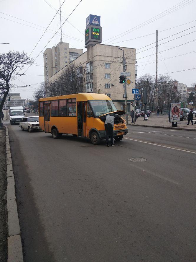 На вулиці Перемоги посеред дороги заглохла маршрутка. Фотофакт, фото №1 на сайті 20minut.ua