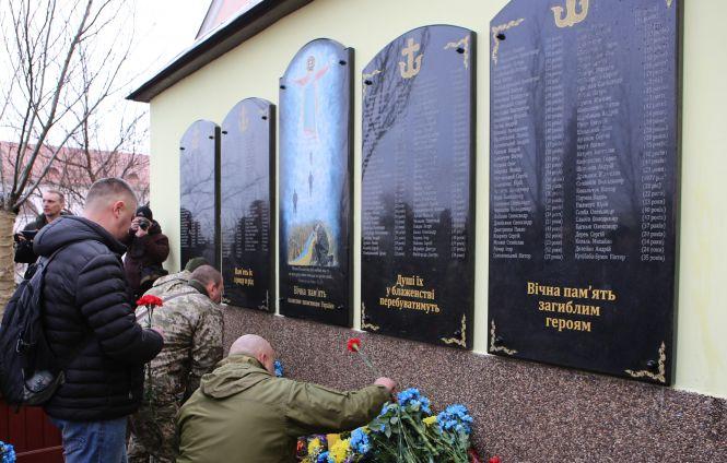 Новини Вінниці - фото з Меморіальну дошку з іменами загиблих вінничан встановили біля Собору Меморіальну дошку з іменами загиблих вінничан встановили біля Собору, фото №4 на сайті 20minut.ua