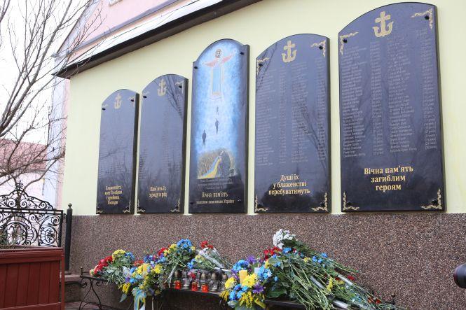 Новини Вінниці - фото з Меморіальну дошку з іменами загиблих вінничан встановили біля Собору Меморіальну дошку з іменами загиблих вінничан встановили біля Собору, фото №2 на сайті 20minut.ua