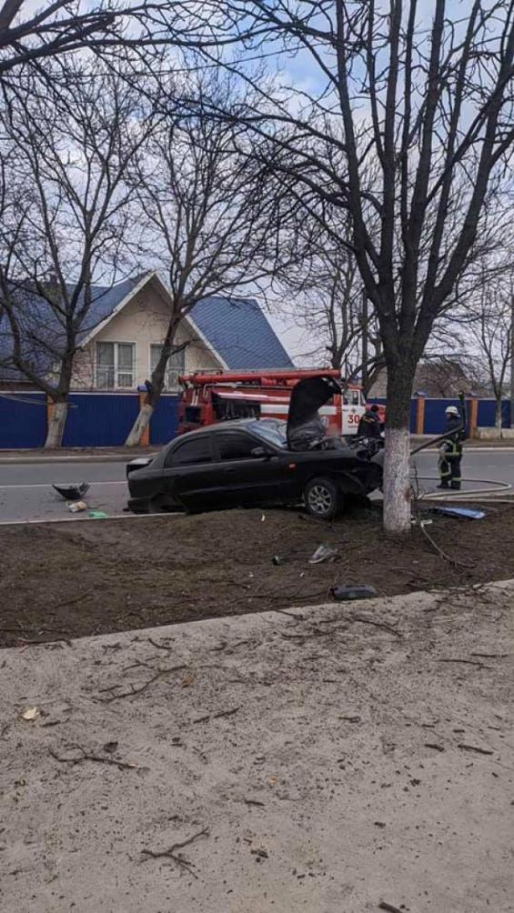 Чорний Daewoo Lanos розбився вщент. Водія та пасажира забрали у лікарню, фото №6 на сайті 20minut.ua