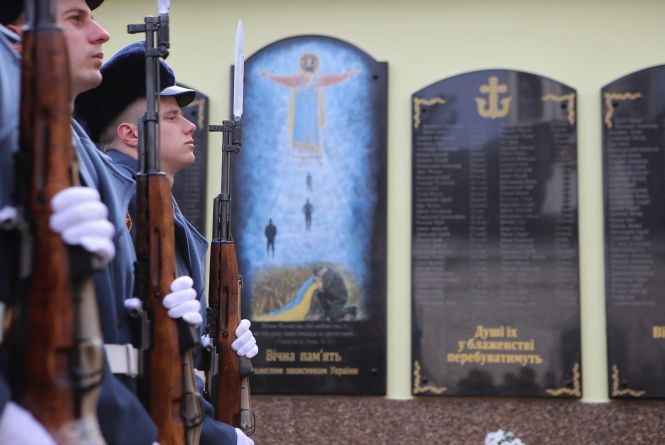 Новини Вінниці - фото з Важливе за вчора. Найцікавіші новини 22 лютого, які ви могли пропустити Меморіальну дошку з іменами загиблих вінничан встановили біля Собору