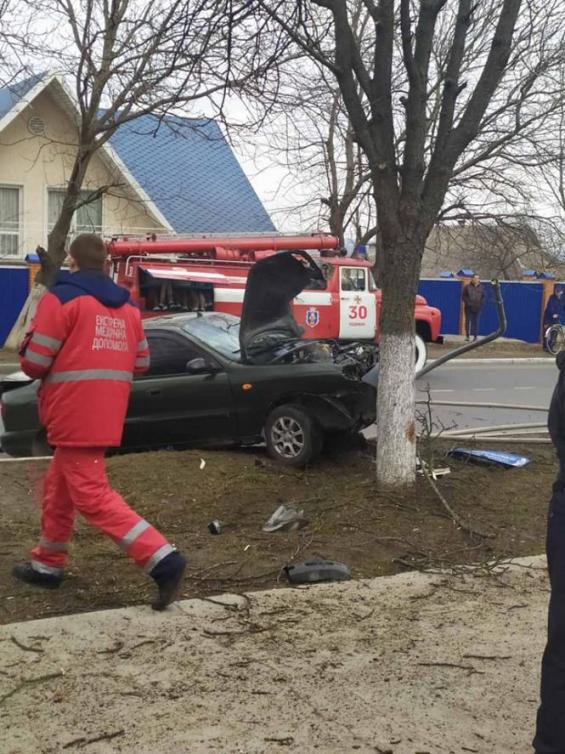 Чорний Daewoo Lanos розбився вщент. Водія та пасажира забрали у лікарню, фото №4 на сайті 20minut.ua