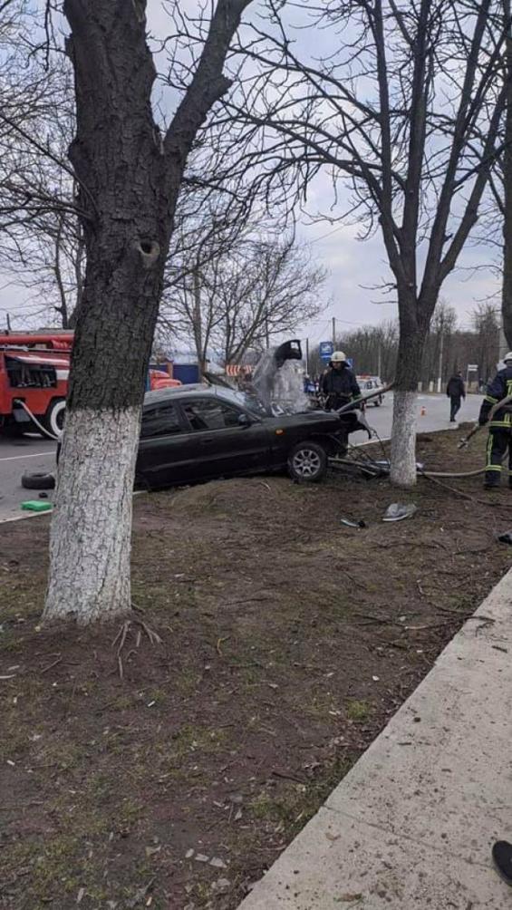 Чорний Daewoo Lanos розбився вщент. Водія та пасажира забрали у лікарню, фото №7 на сайті 20minut.ua