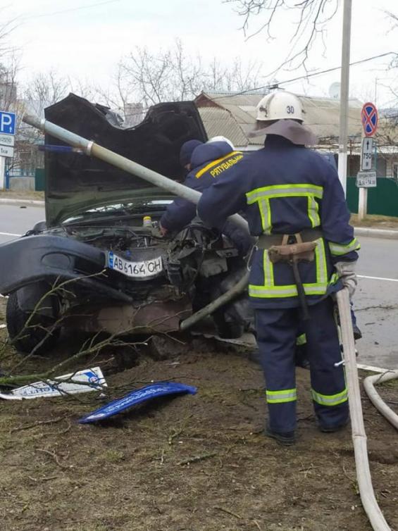 Чорний Daewoo Lanos розбився вщент. Водія та пасажира забрали у лікарню, фото №3 на сайті 20minut.ua