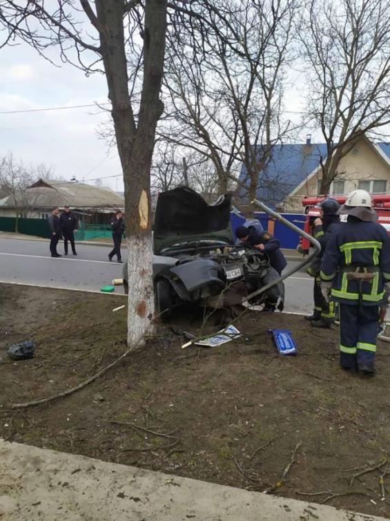 Чорний Daewoo Lanos розбився вщент. Водія та пасажира забрали у лікарню, фото №5 на сайті 20minut.ua