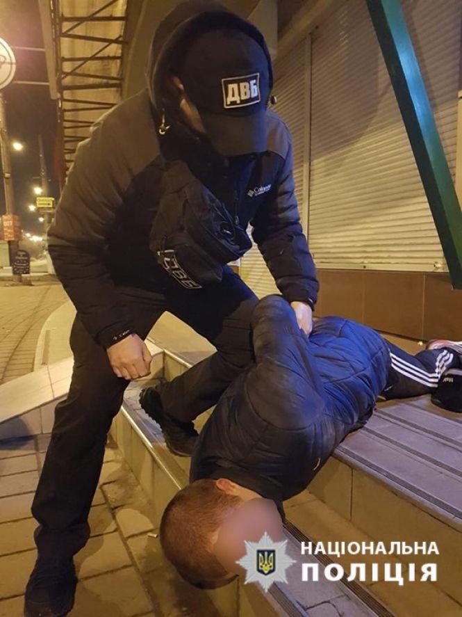 У Хмельницькому затримали "псевдокопів", які вимагали гроші з людей (ФОТО), фото №2 на сайті vsim.ua
