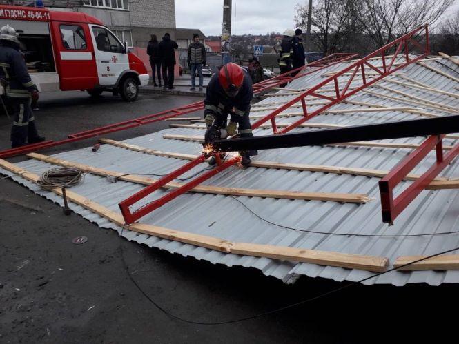 Новини Вінниці - фото з Зірвані дахи та повалені дерева. Рятувальники розповіли про наслідки негоди Зірвані дахи та повалені дерева. Рятувальники розповіли про наслідки негоди, фото №3 на сайті 20minut.ua