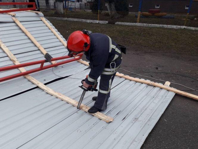 Новини Вінниці - фото з Зірвані дахи та повалені дерева. Рятувальники розповіли про наслідки негоди Зірвані дахи та повалені дерева. Рятувальники розповіли про наслідки негоди, фото №5 на сайті 20minut.ua