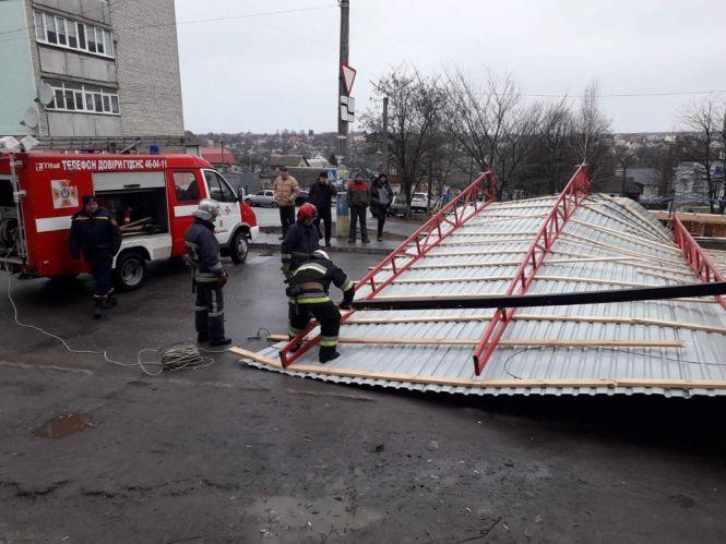 Новини Вінниці - фото з Зірвані дахи та повалені дерева. Рятувальники розповіли про наслідки негоди Зірвані дахи та повалені дерева. Рятувальники розповіли про наслідки негоди, фото №4 на сайті 20minut.ua