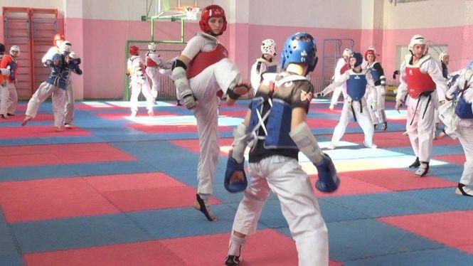 Новини Вінниці - фото з Тхеквондисти із семи регіонів поспарингували у Вінниці Тхеквондисти із семи регіонів поспарингували у Вінниці, фото №2 на сайті 20minut.ua