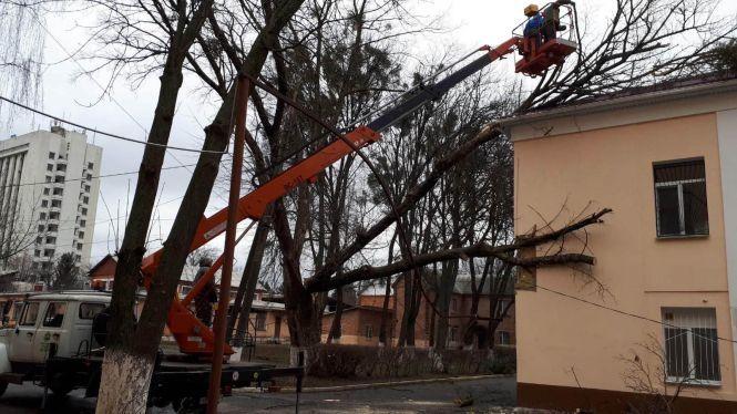 Новини Вінниці - фото з Зірвані дахи та повалені дерева. Рятувальники розповіли про наслідки негоди Зірвані дахи та повалені дерева. Рятувальники розповіли про наслідки негоди, фото №9 на сайті 20minut.ua