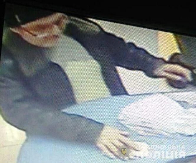 Новини Вінниці - фото з У магазині на Пирогова поцупили сумку. Шукають підозрюваного У магазині на Пирогова поцупили сумку. Шукають підозрюваного, фото №1 на сайті 20minut.ua