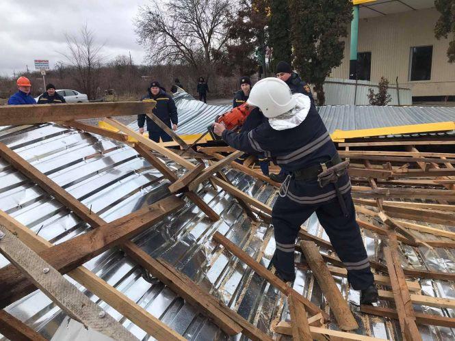 Новини Вінниці - фото з Зірвані дахи та повалені дерева. Рятувальники розповіли про наслідки негоди Зірвані дахи та повалені дерева. Рятувальники розповіли про наслідки негоди, фото №6 на сайті 20minut.ua