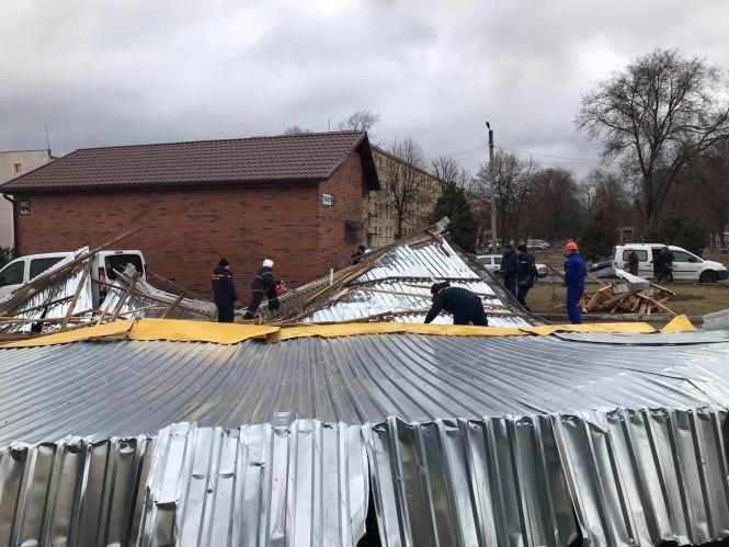 Новини Вінниці - фото з Зірвані дахи та повалені дерева. Рятувальники розповіли про наслідки негоди Зірвані дахи та повалені дерева. Рятувальники розповіли про наслідки негоди, фото №7 на сайті 20minut.ua