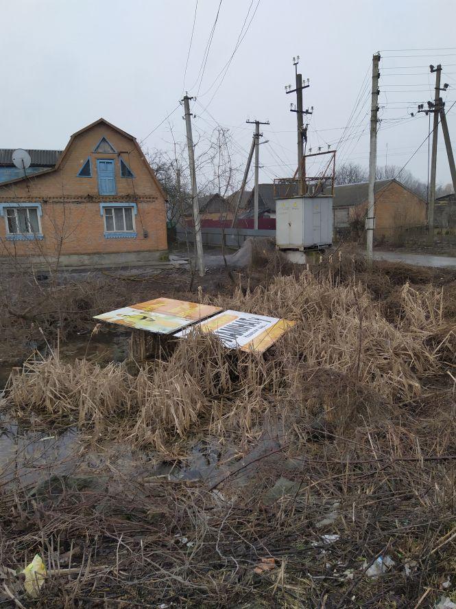 Новини Козятина - фото з Фото дня: вітряна негода у Козятині «підкосила» білборди
